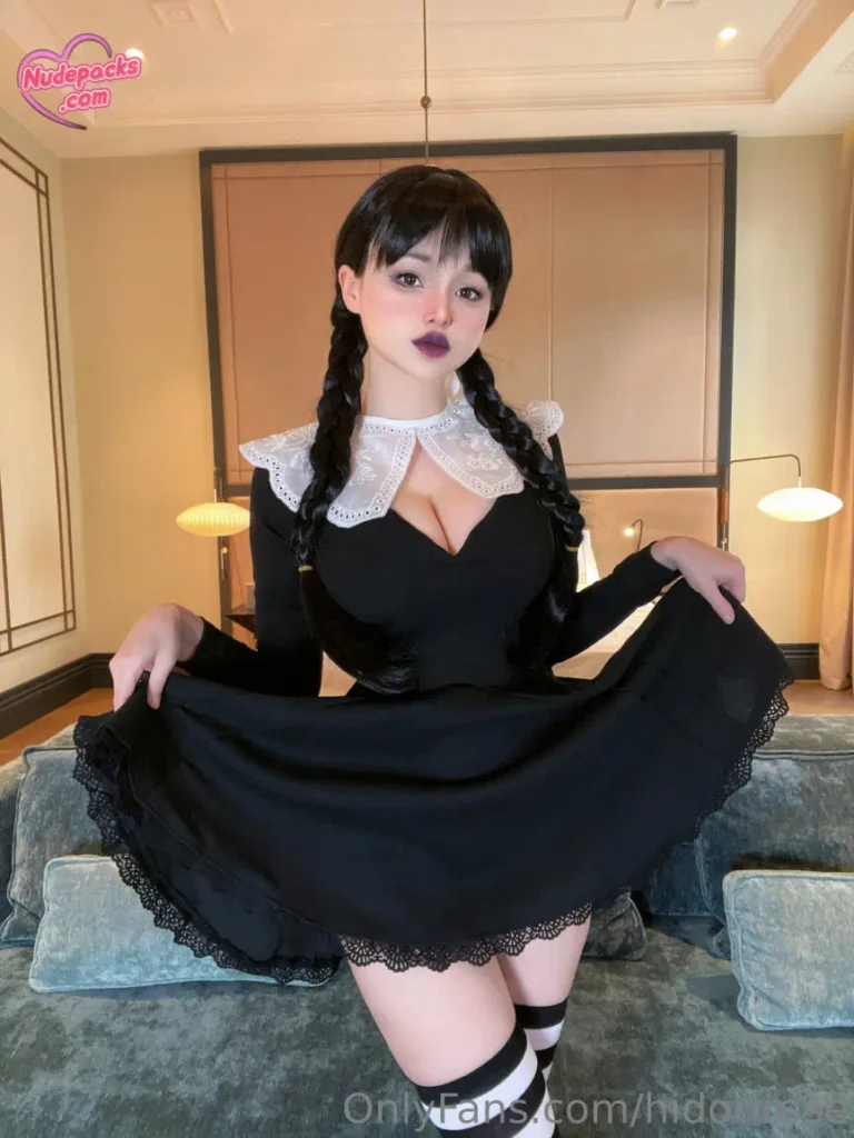 Sexy cosplay Merlina Addams 